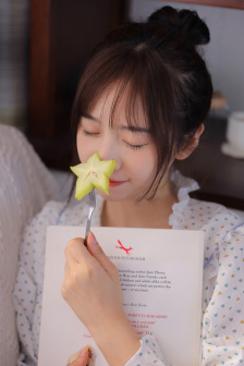 洞洞好饿想吃香肠喝热牛奶
